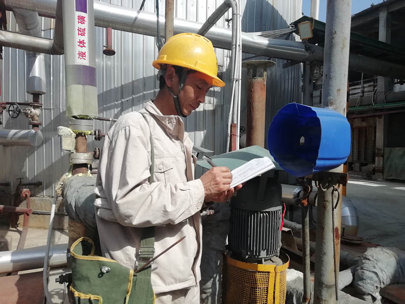 硫酸厂杨兵箭巡检2_副本.jpg 硫酸厂杨兵箭巡检2_副本.jpg